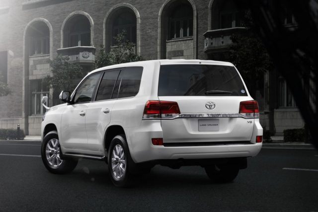 2016-Toyota-Land-Cruiser-facelift-rear-quarter-launched-press-image-900x601
