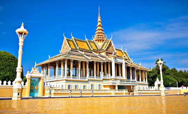 phnom-penh-travel-royal-palace-front