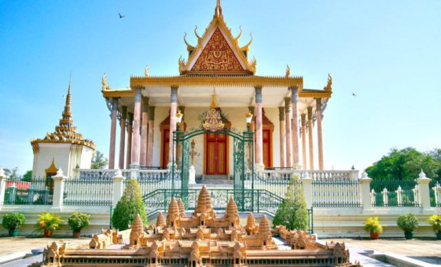 phnom-penh-travel-silver-pagoda-side-front-