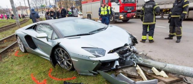 Lamborghini-Aventador-crash-1